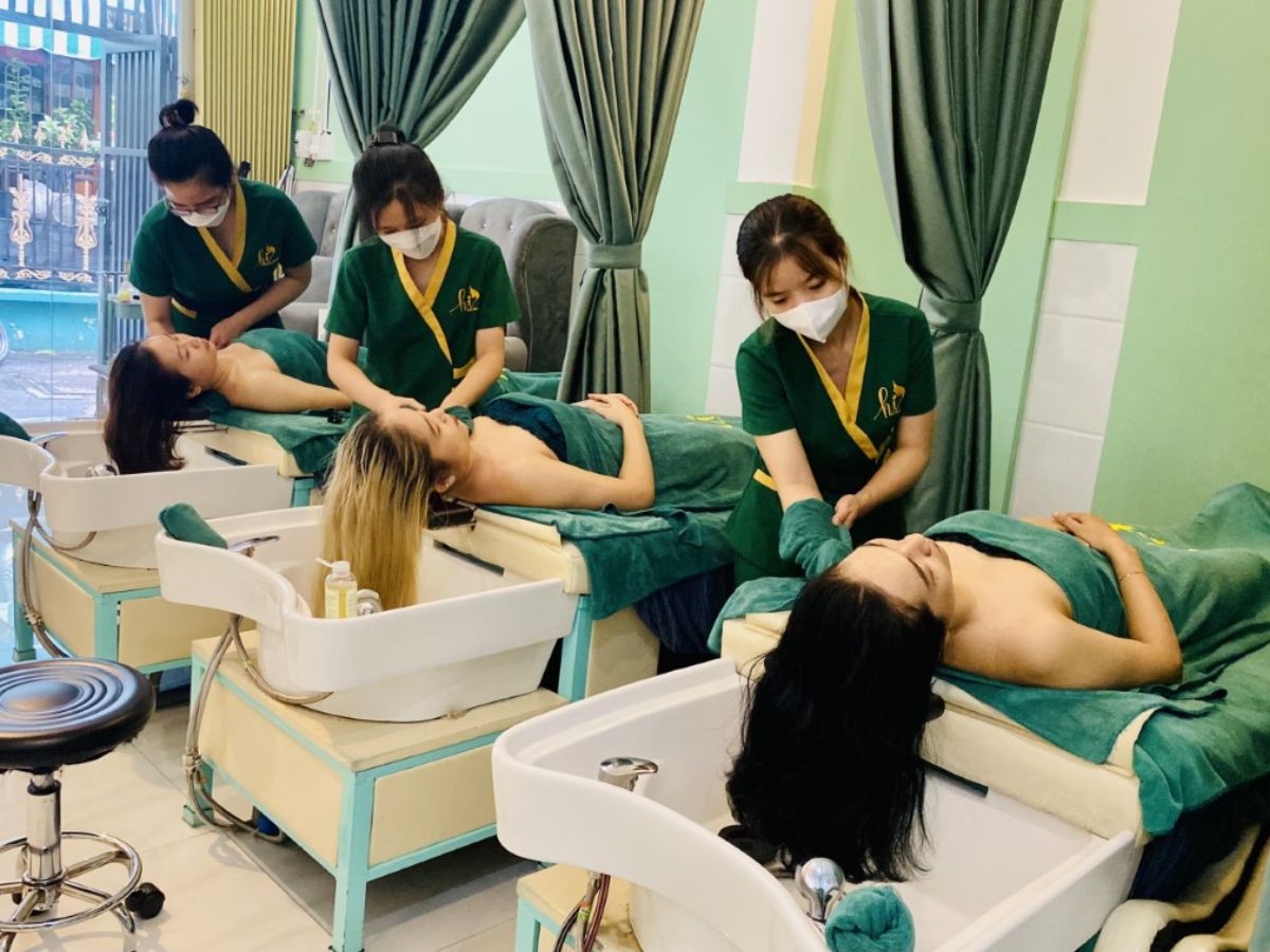 Thực hiện massage mặt