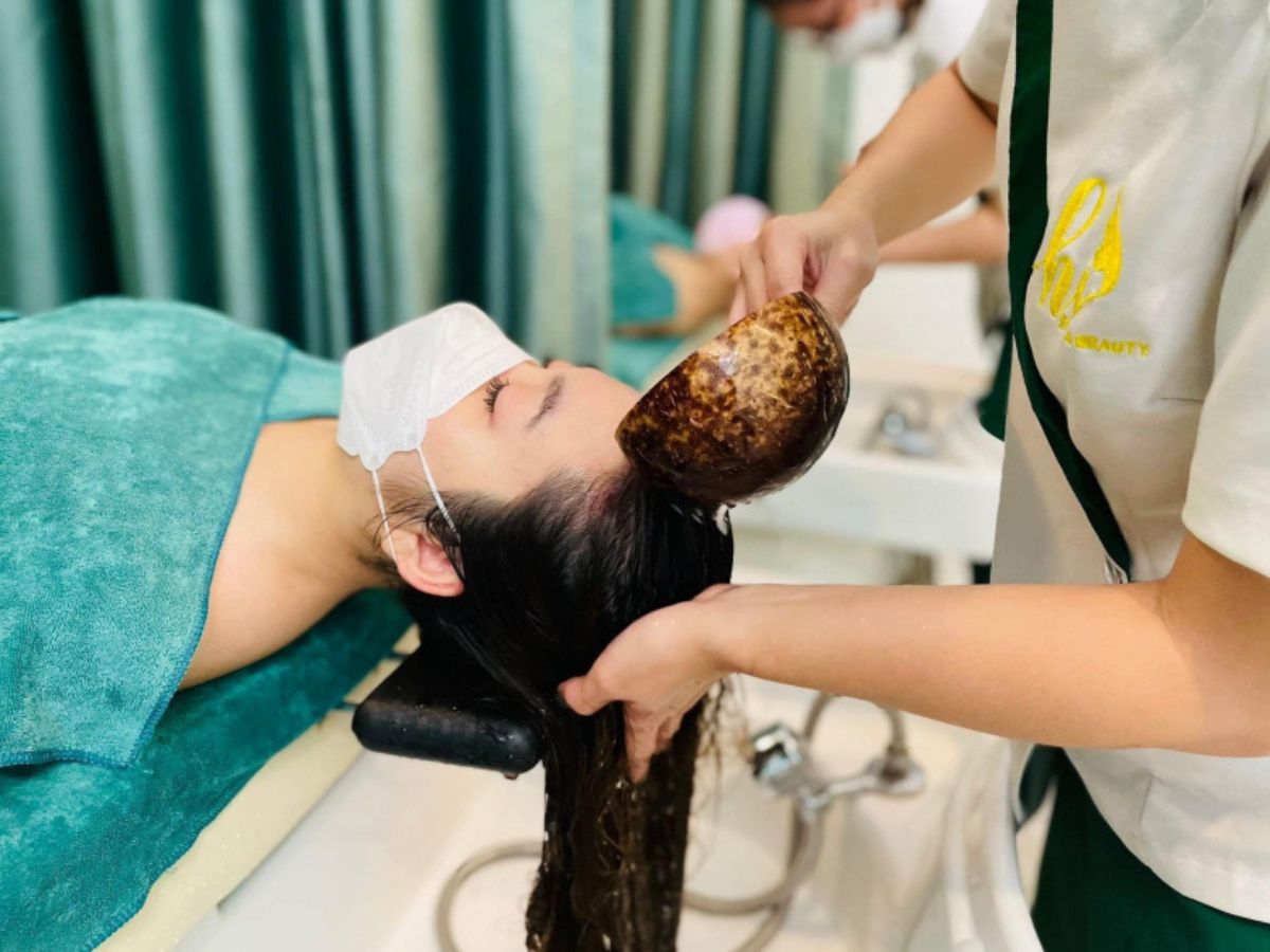 Gội đầu lần thứ hai và tiến hành xả tóc, ủ tóc