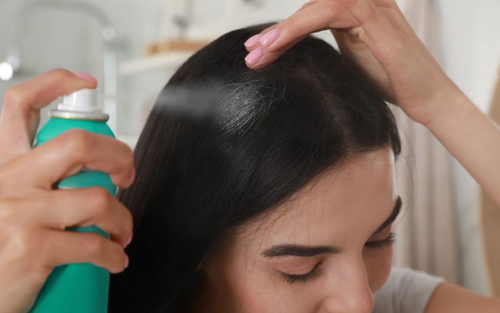 Biến tấu phong cách tóc thường xuyên khiến tóc dễ bết