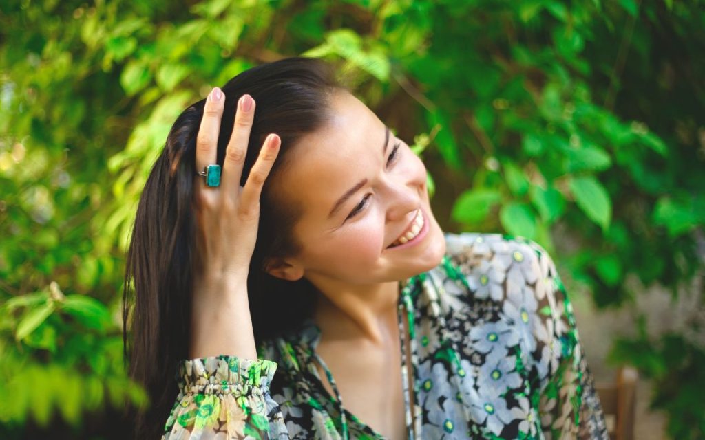 Tóc dễ bết vì vuốt tóc liên tục
