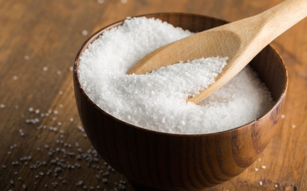Cách gội đầu khó bết bằng muối