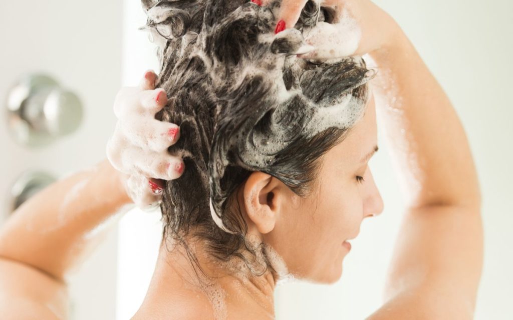 Cách gội đầu lâu bết
