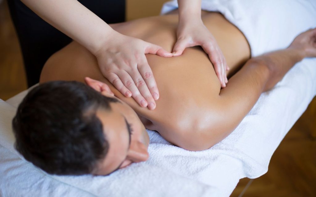 Lưu ý khi thực hiện cách massage body cho nam