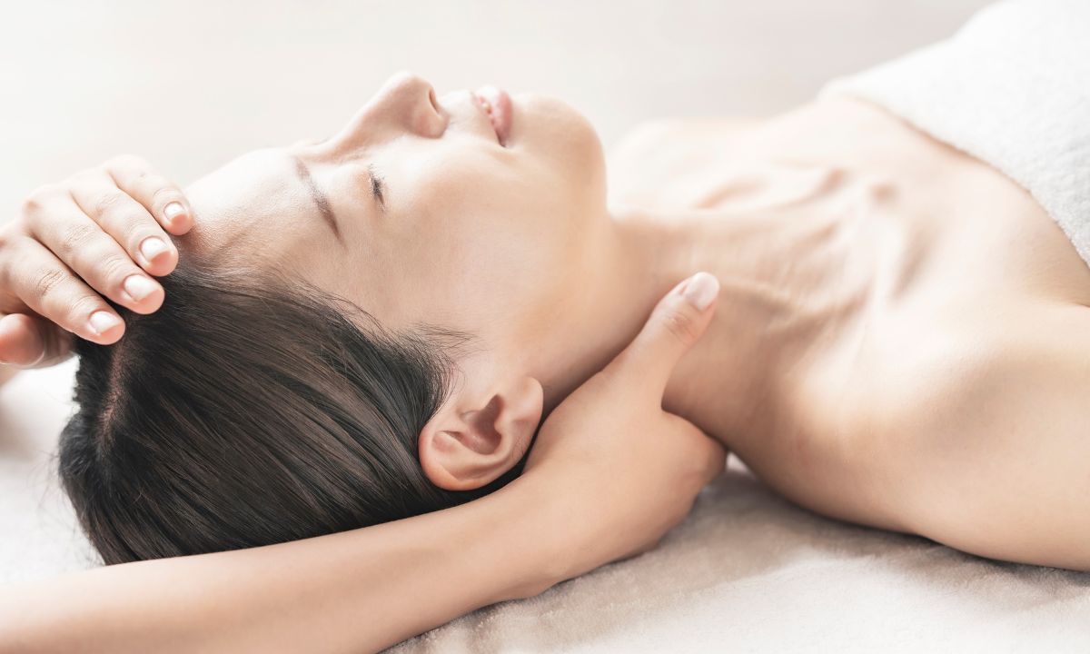 Massage hướng xuống vùng cổ