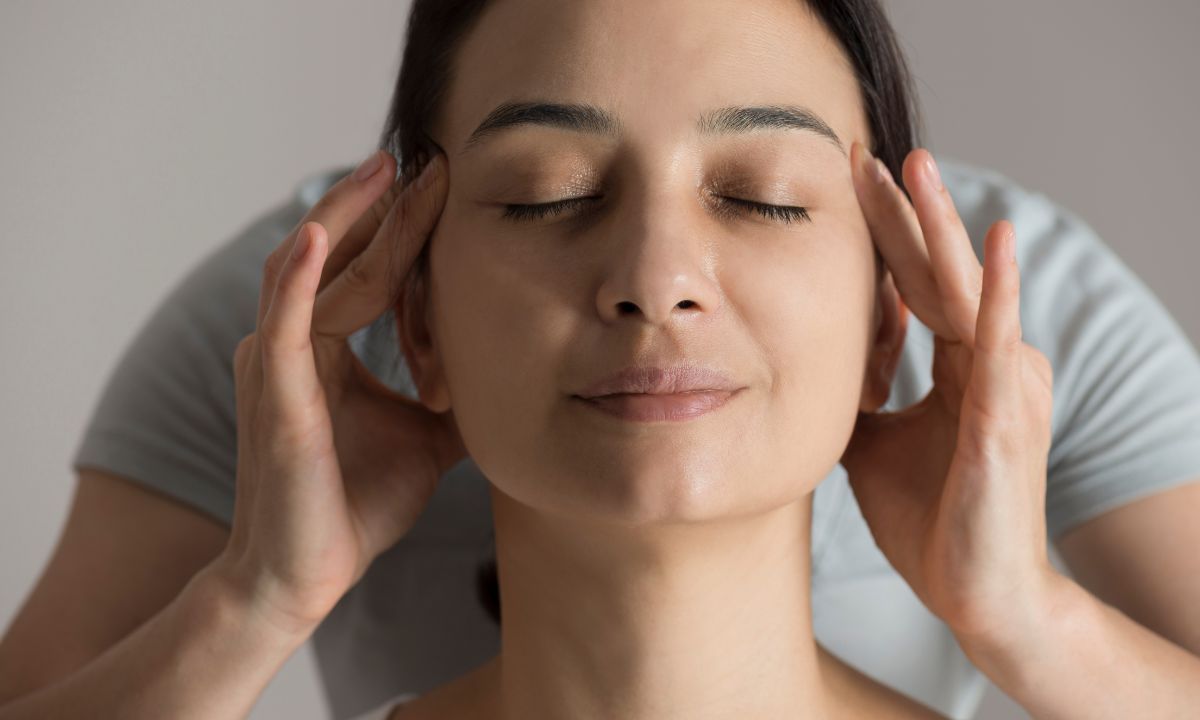 Massage thái dương trên đầu giảm stress