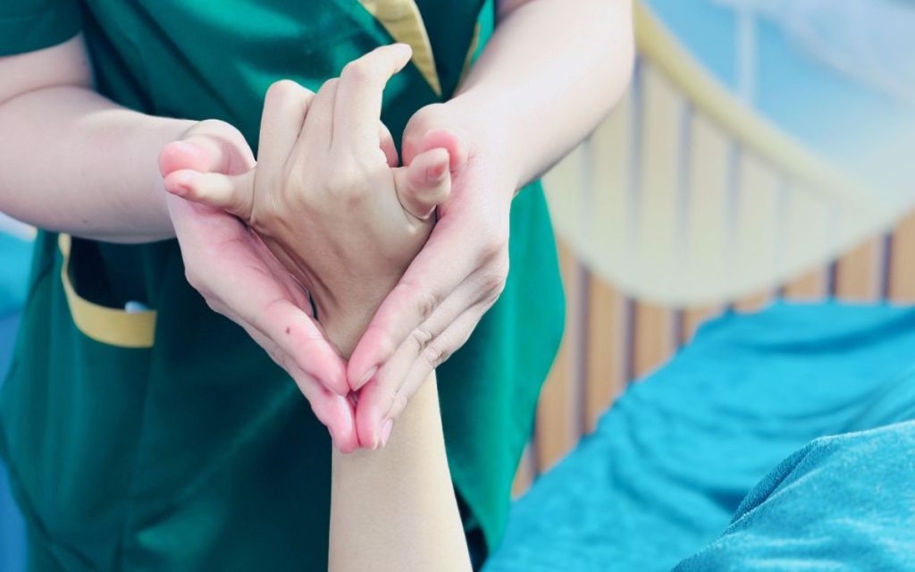 Nguyên nhân gây nên tình trạng đau và tê bì tay