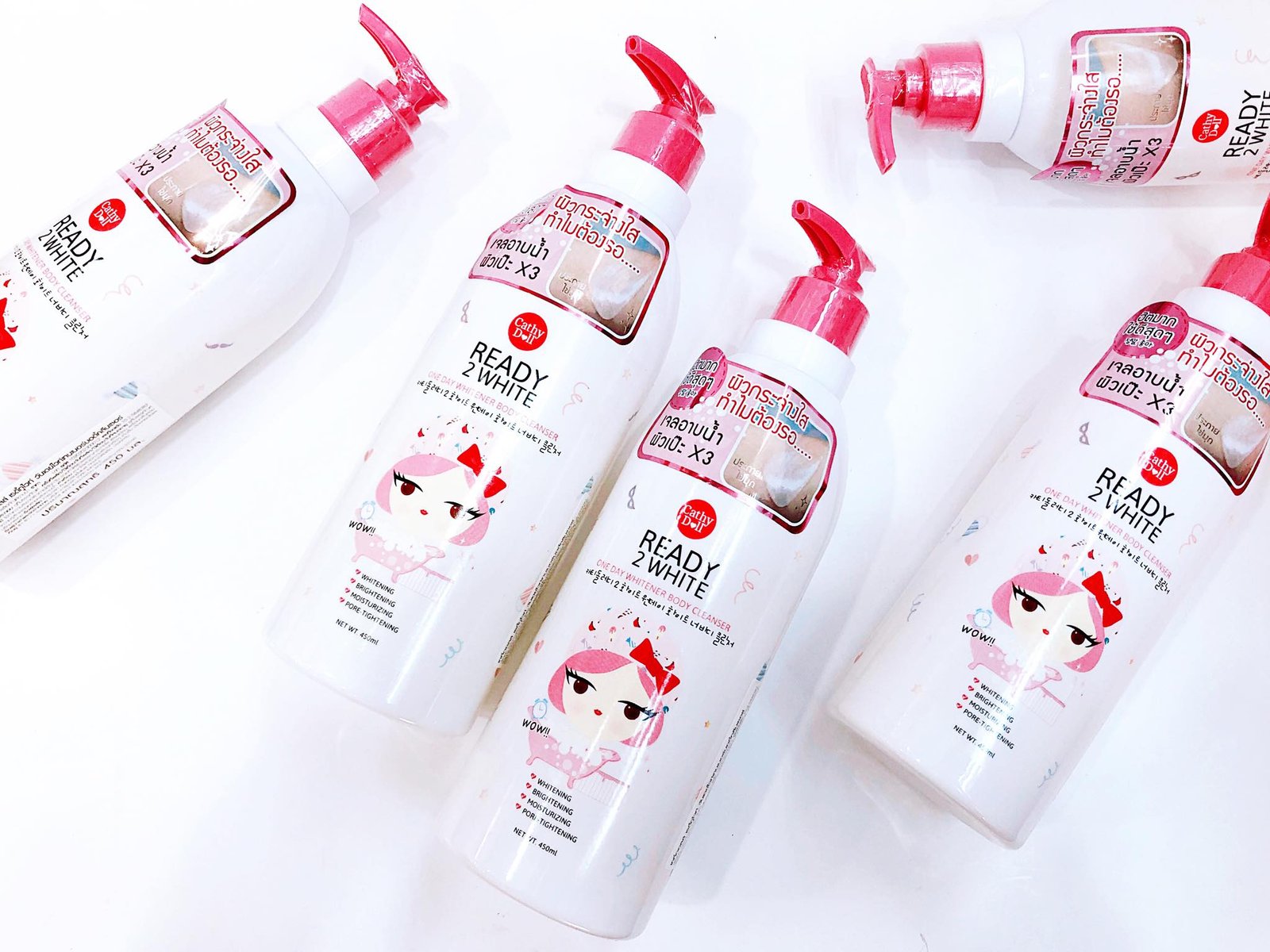Năm chai sữa tắm màu trắng với nắp nhấn màu hồng, nhãn hiệu "Ready 2 White", xếp trên nền trắng.