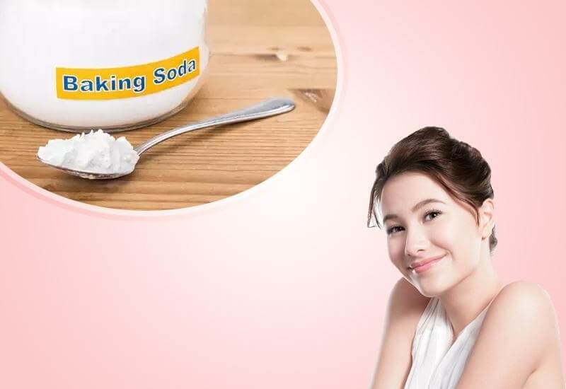 Hình ảnh một lọ baking soda và một người phụ nữ đang cười trên nền hồng.