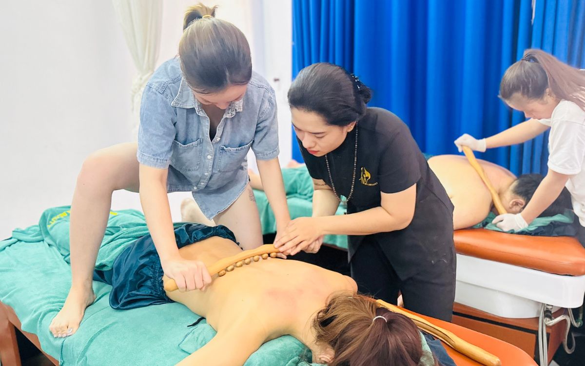 Học viên sẽ được giáo viên cầm tay chỉ bài