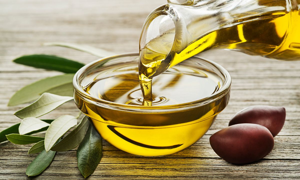 Massage đầu với dầu ô liu
