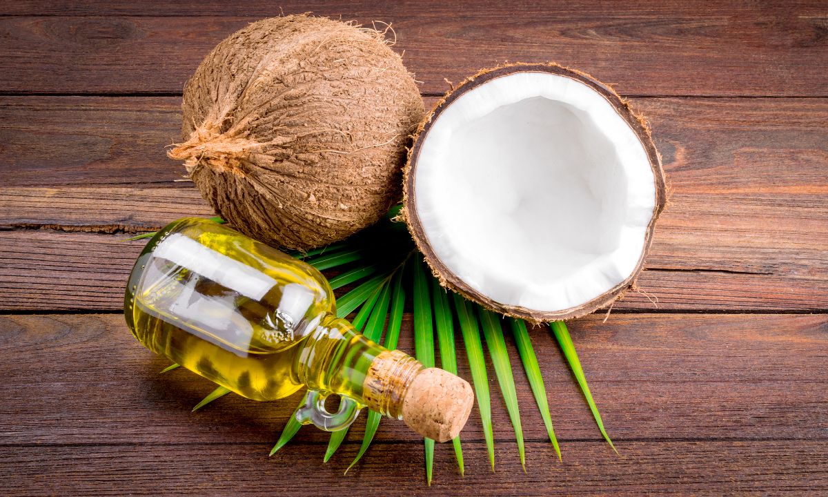 Massage đầu bằng dầu dừa
