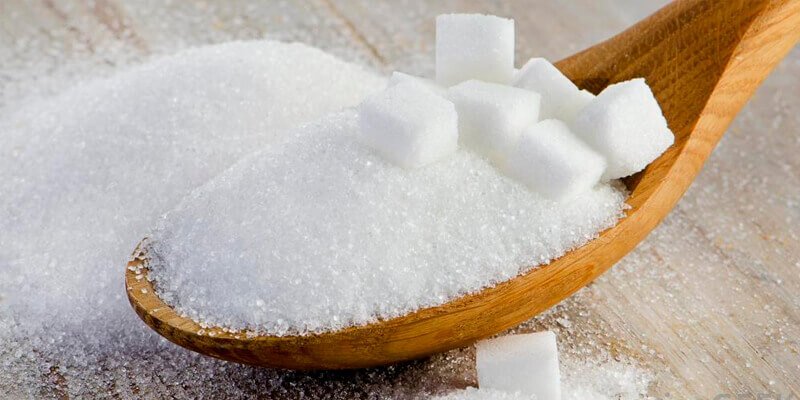 Làm Lông Nách Tự Rụng Có Được Không? Top 8 Cách Thực Hiện Đơn Giản 8 Muỗng gỗ chứa đường trắng và vài viên đường hình lập phương trên mặt bàn gỗ.