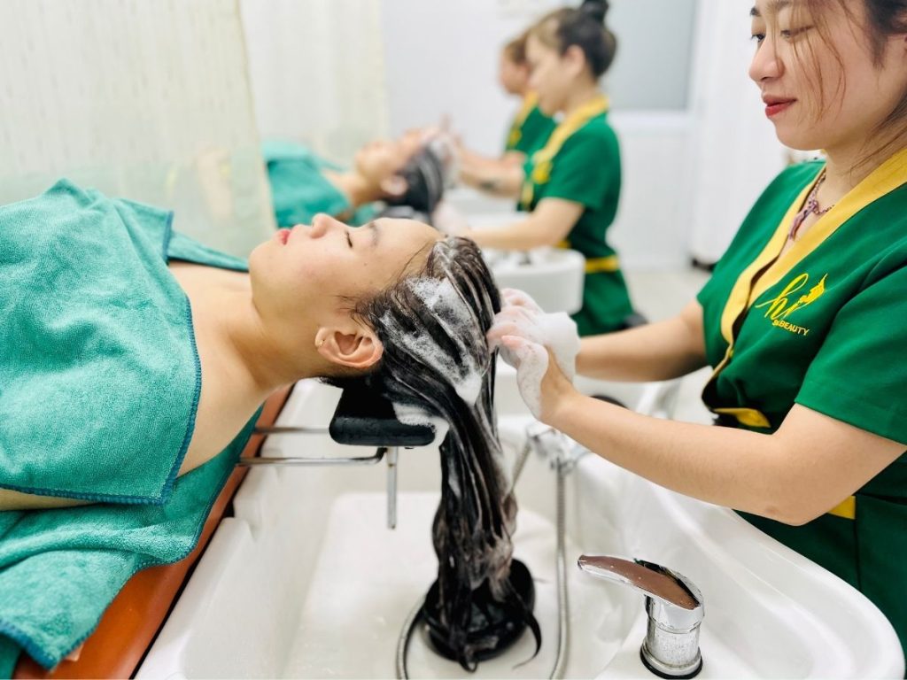 Thực hiện gội đầu lần 1