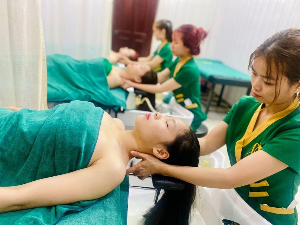 Bấm huyệt vùng tai 