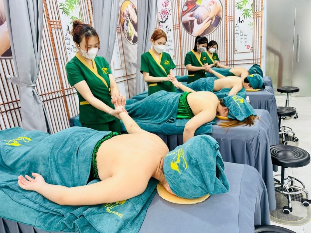 Thực hiện massage cánh tay