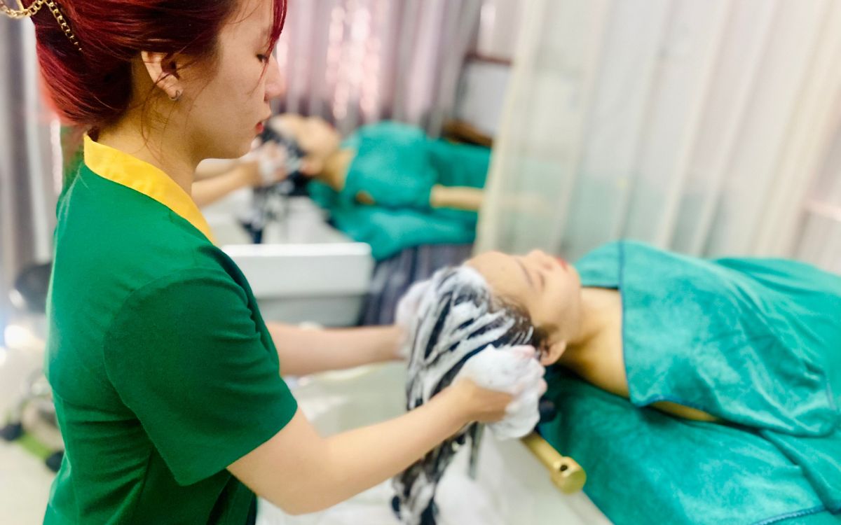 Gội đầu dưỡng sinh có tác dụng thư giãn, giúp cải thiện chất lượng giấc ngủ và giảm căng thẳng.