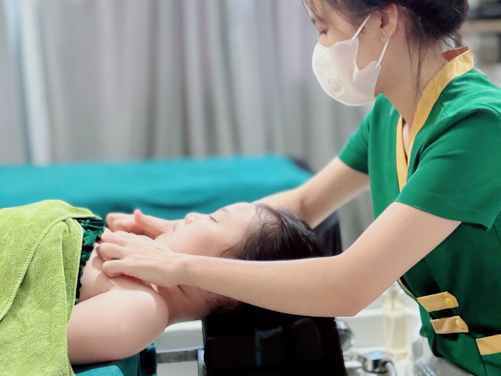 goi-dau-duong-sinh-cho-be-3 Sự độc đáo của gội đầu dưỡng sinh