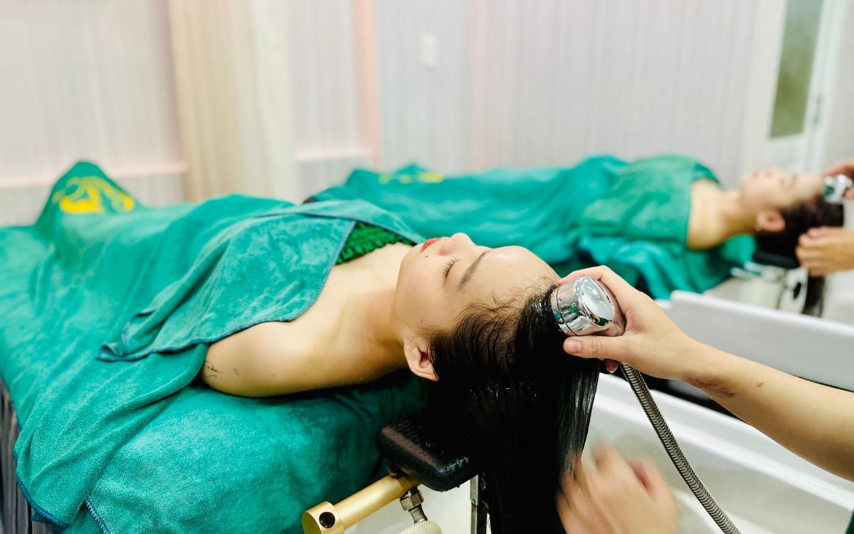 Gội đầu thông thường chỉ làm sạch bề mặt da đầu, không có công dụng massage giúp cơ thể được thư giãn