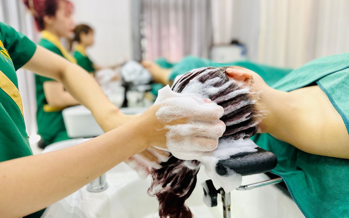 Gội đầu thường giúp làm sạch tạm thời và tạo cảm giác sảng khoái ngay lập tức chứ không có lợi ích lâu dài.