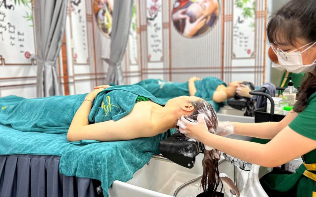 Gội đầu dưỡng sinh còn tập trung massage các huyệt đạo trên mặt và đầu