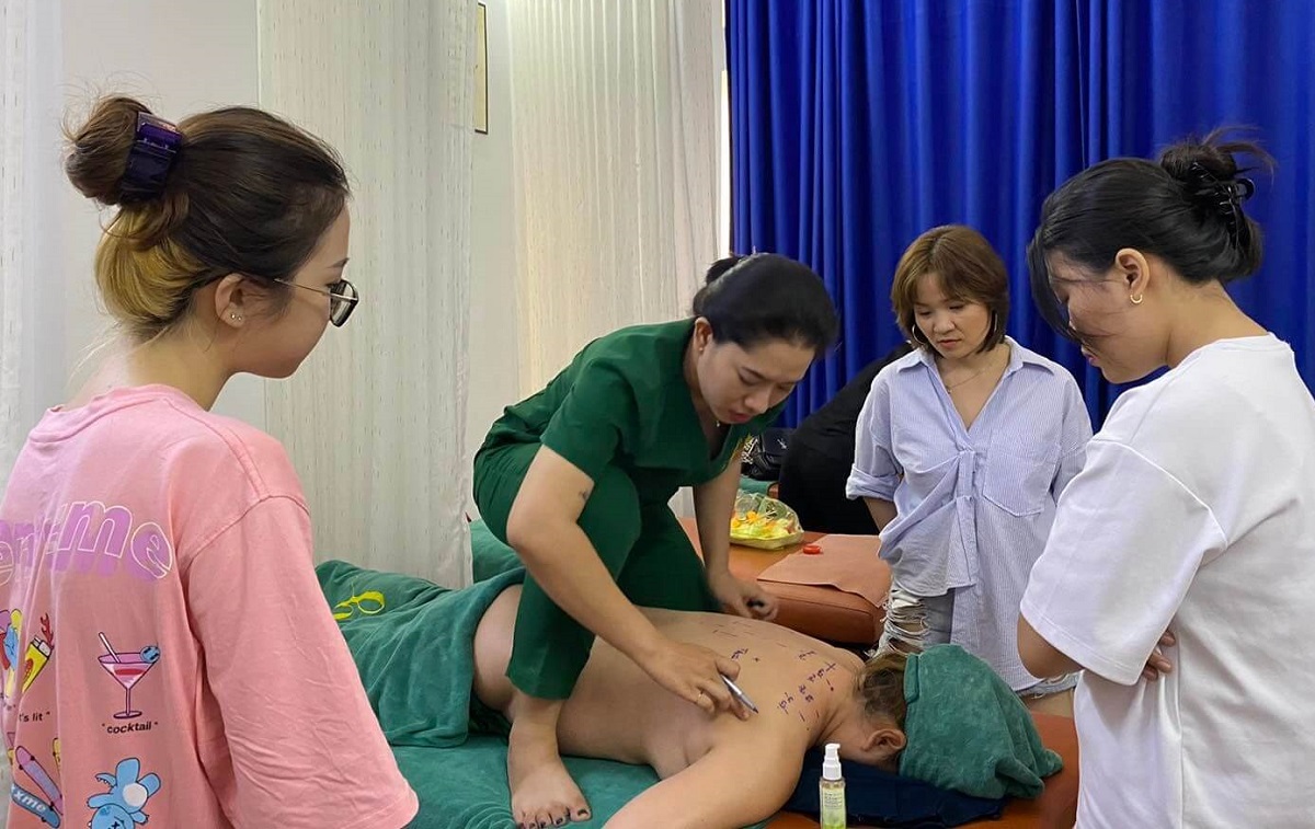 Phương pháp bấm huyệt và massage độc đáo trong khóa huấn luyện gội đầu dưỡng sinh