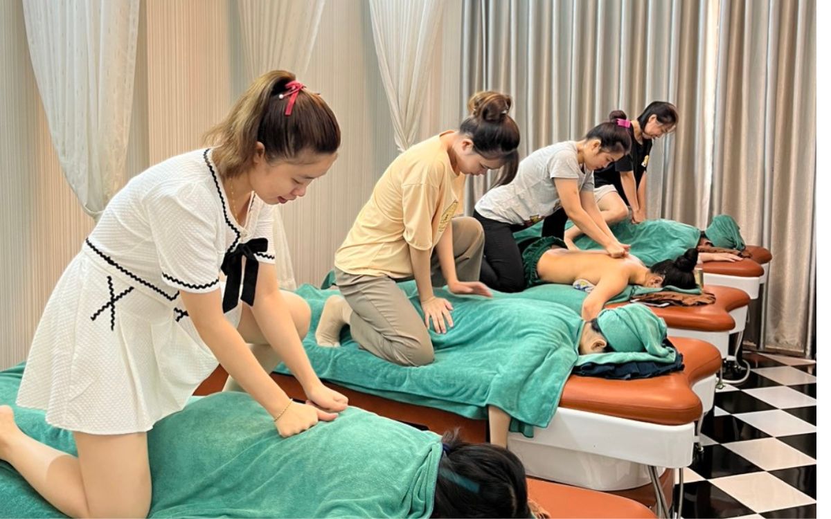 Đối tượng học xoa bóp bấm huyệt