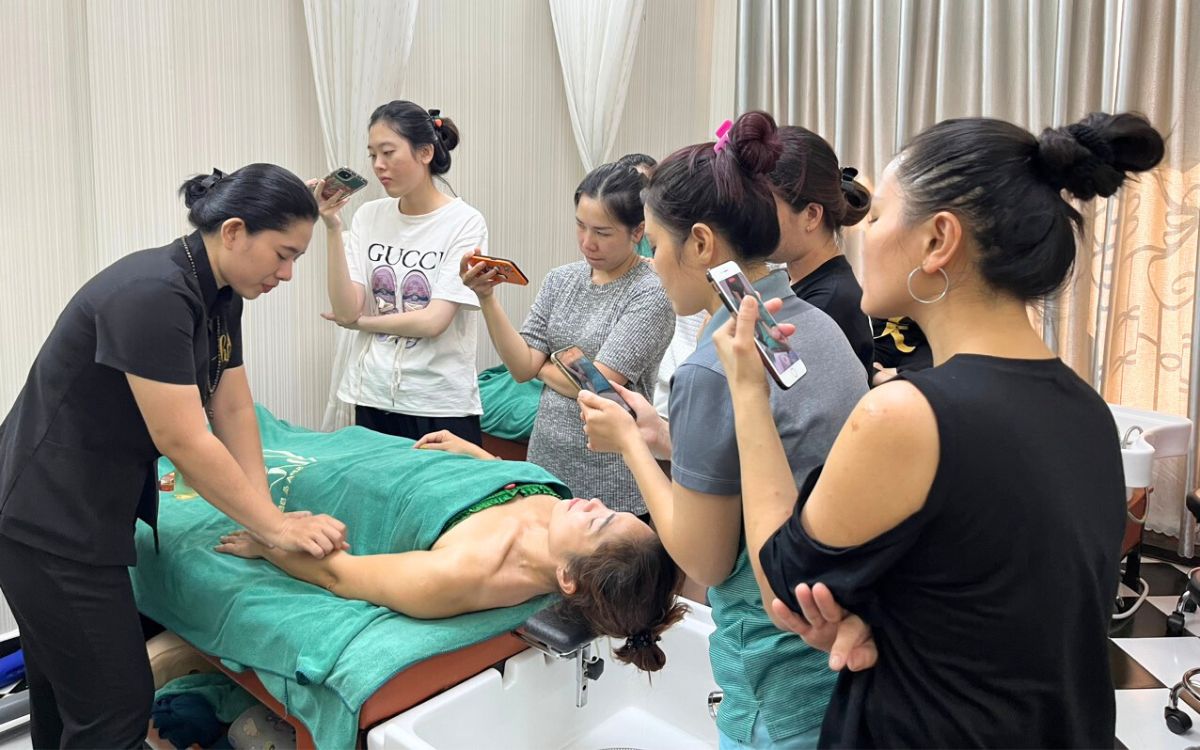 Học phí một khóa học nghề xoa bóp bấm huyệt là bao nhiêu