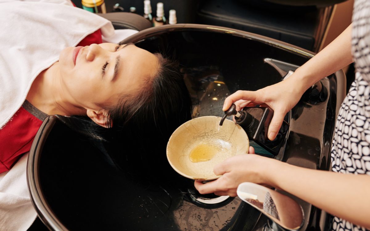 Khi gội đầu, bạn chỉ nên sử dụng một lượng dầu gội vừa đủ