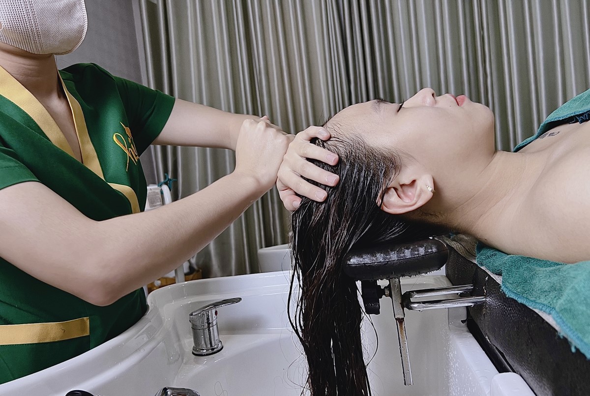 Gội đầu dưỡng sinh có thể giúp giảm đau đầu, suy nhược thần kinh và cải thiện trí nhớ thông qua việc massage các huyệt đạo vùng đầu, cổ và vai gáy