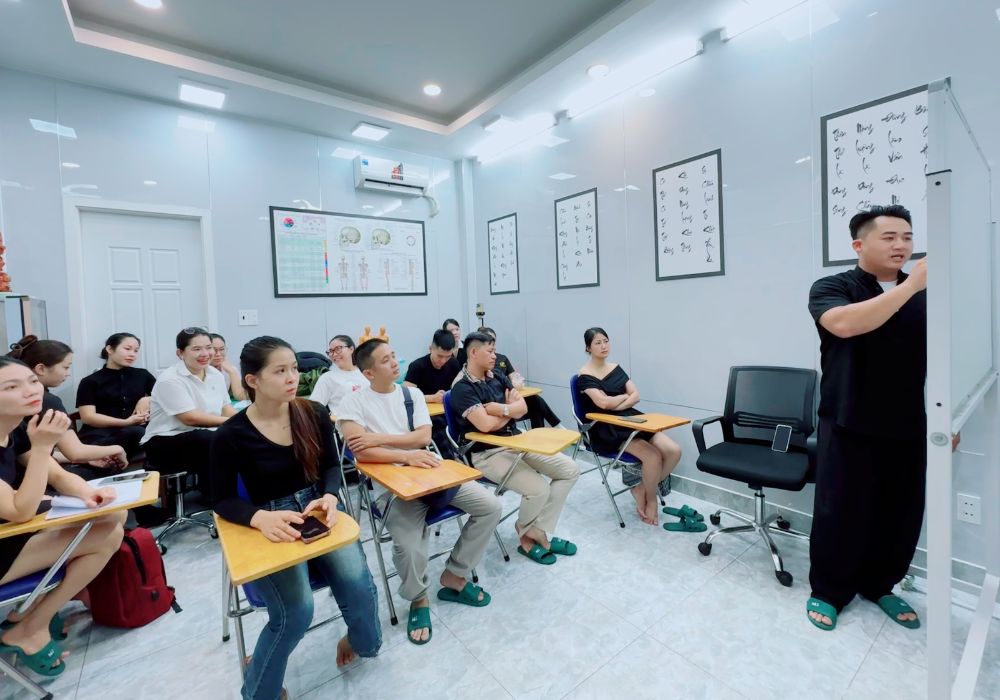 Giới thiệu khóa học massage đả thông kinh lạc tại Hi Spa