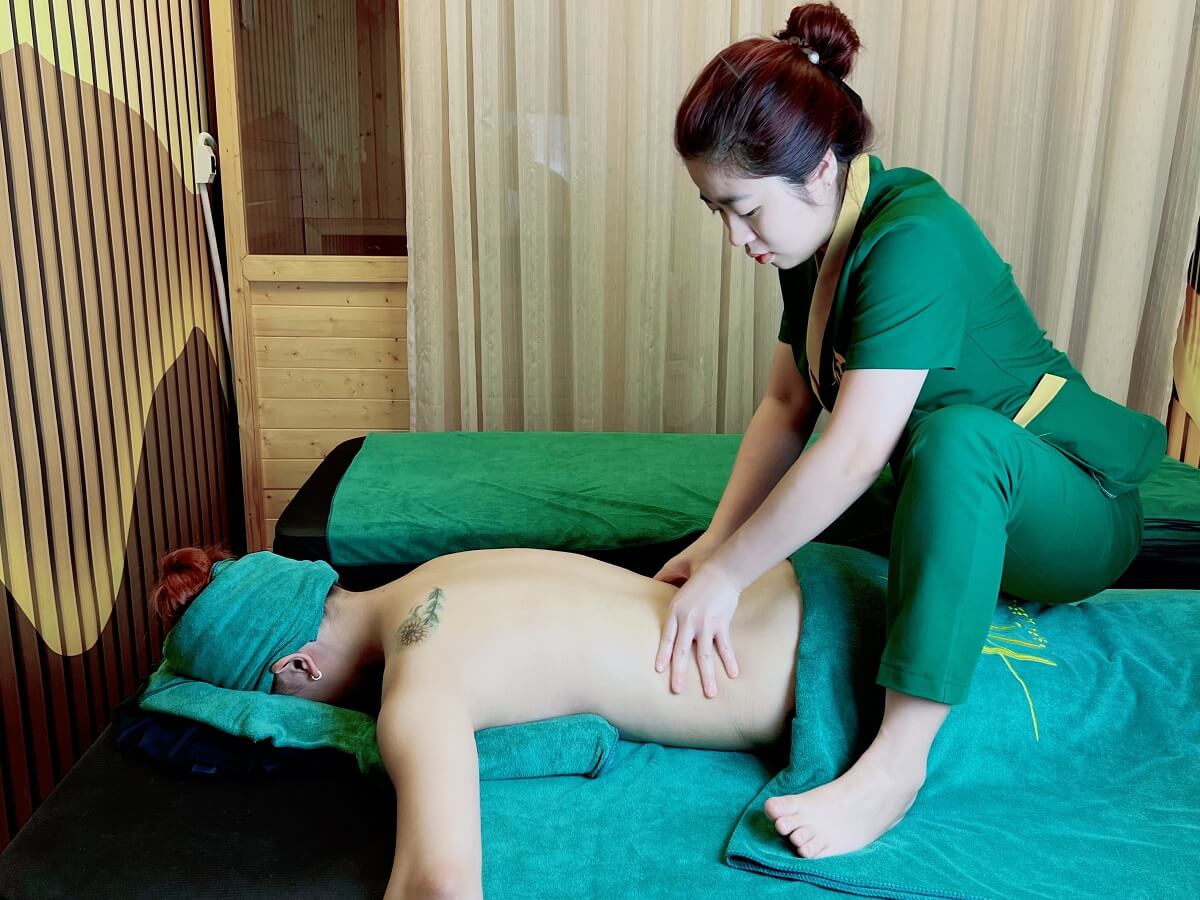 Massage bấm huyệt trị liệu giúp giảm căng thẳng