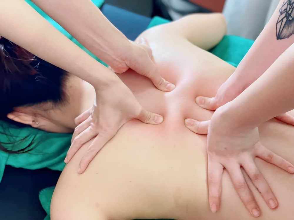 Massage bốn tay