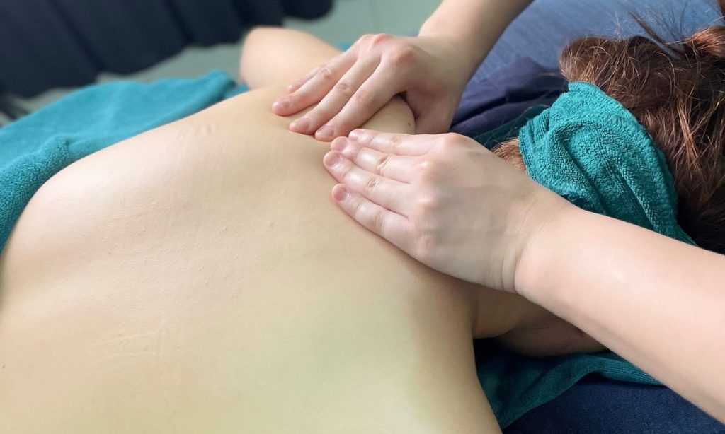 Cách massage cổ vai gáy