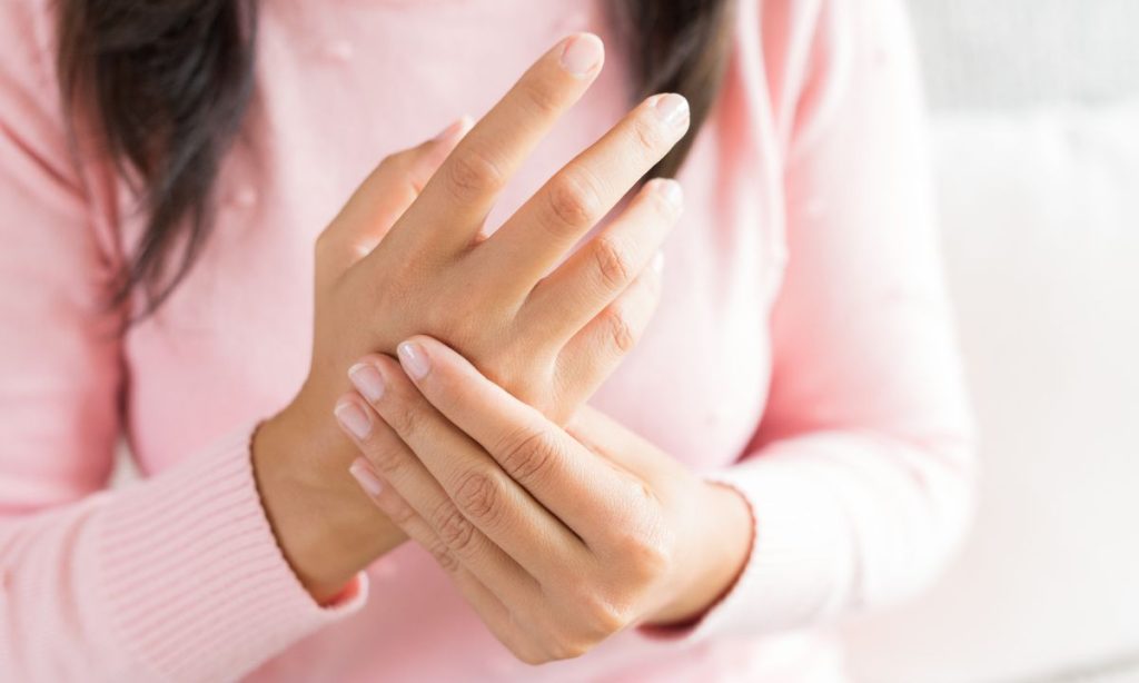 Hạn chế các triệu chứng tê bì tay chân
