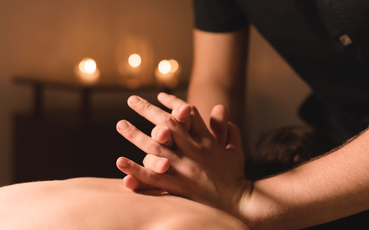 Massage vùng bả vai