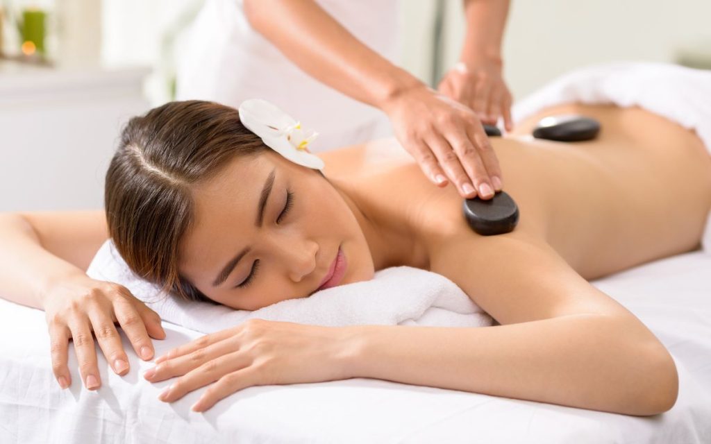 Massage đá nóng