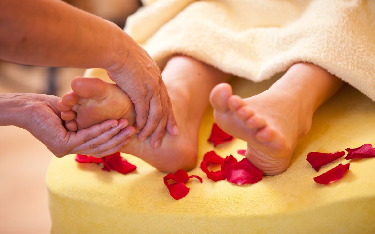 Massage nhẹ nhàng toàn bộ bàn chân