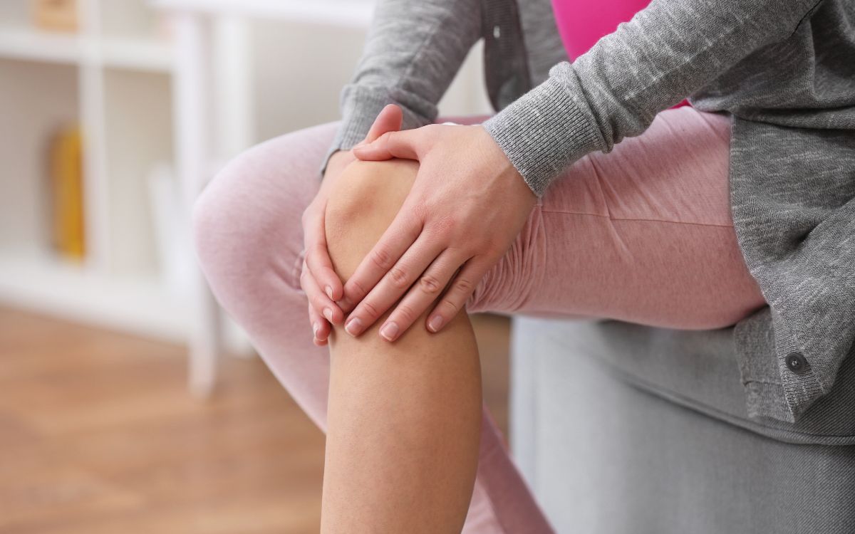 Làm dịu cơn đau khớp bằng cách massage chân đều đặn
