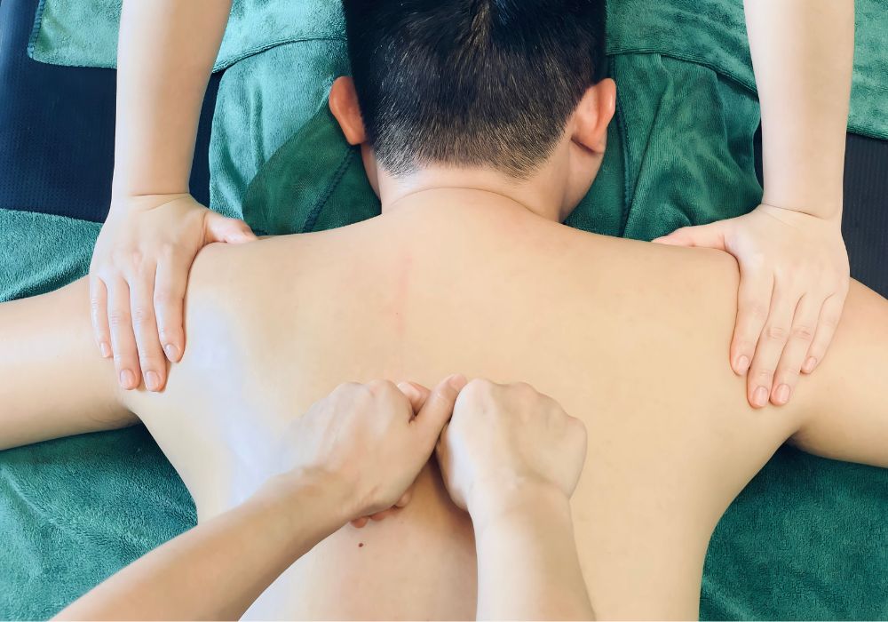 Massage nam bốn tay