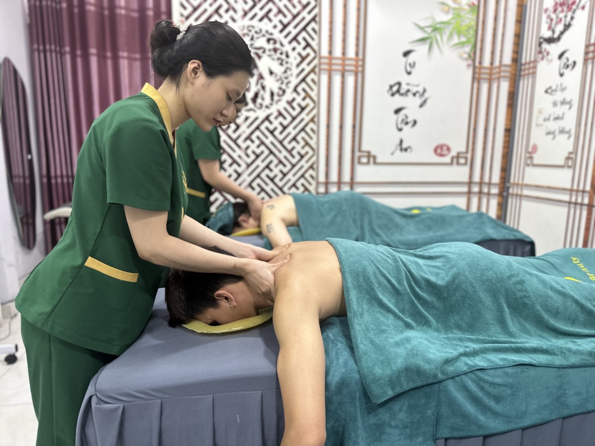 Giảm đau nhức cổ, vai, gáy bằng massage trị liệu