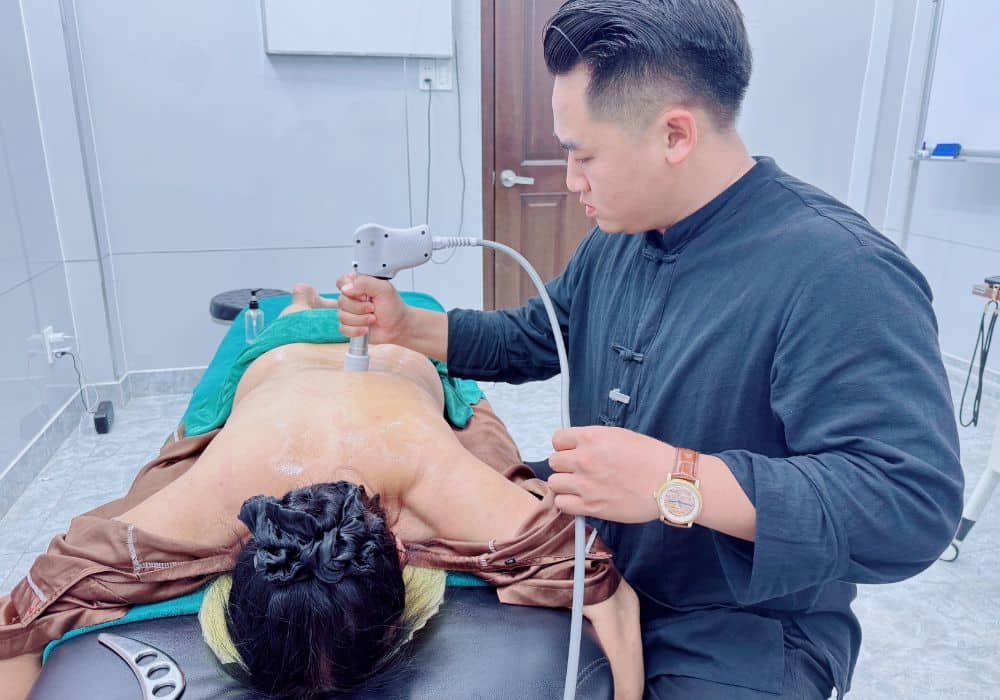 massage-tri-lieu-xuong-khop-1 Ai thích hợp và ai không nên áp dụng massage điều trị xương khớp