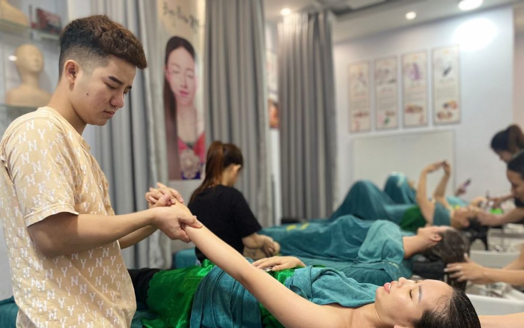 Nên chọn địa chỉ nào để con trai học massage trị liệu?