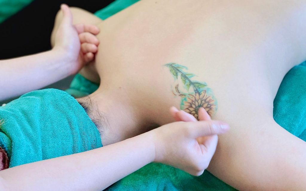 Thực hiện các bài tập massage cổ và vai