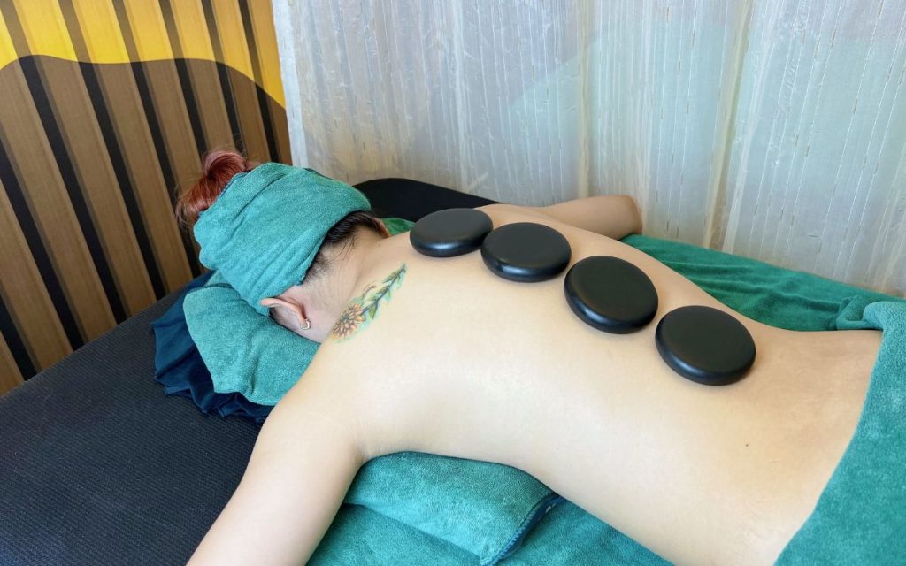 Xoa đá trên lưng và cổ