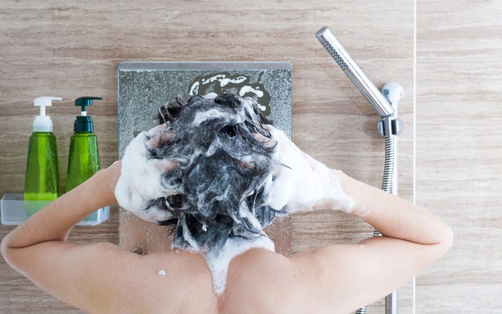 Không nên gội đầu vào đêm khuya