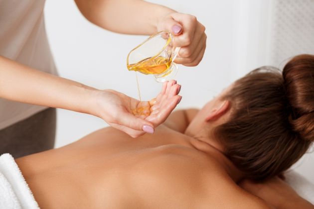 Một số lưu ý khi sử dụng dầu massage toàn thân