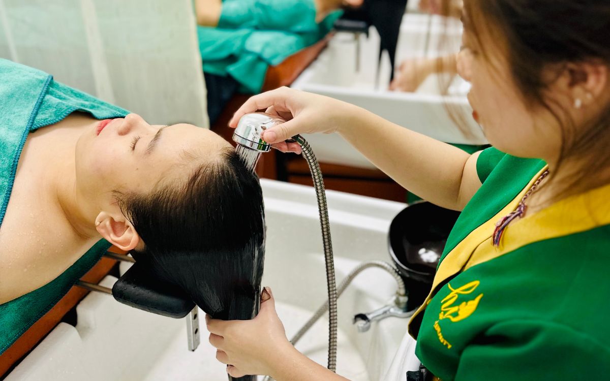 Gội đầu bằng nước lạnh