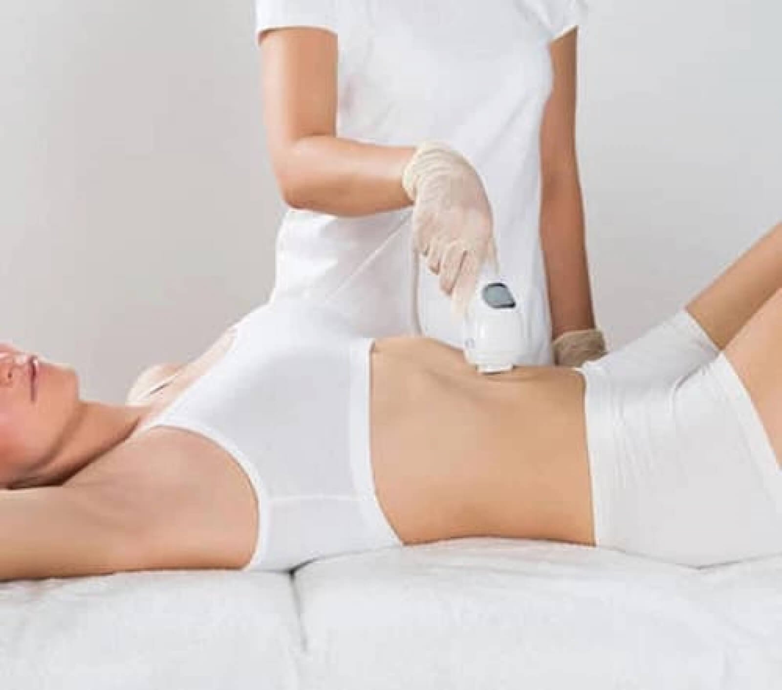 Người thực hiện liệu pháp trên bụng của một người nằm trong phòng chăm sóc sức khỏe.