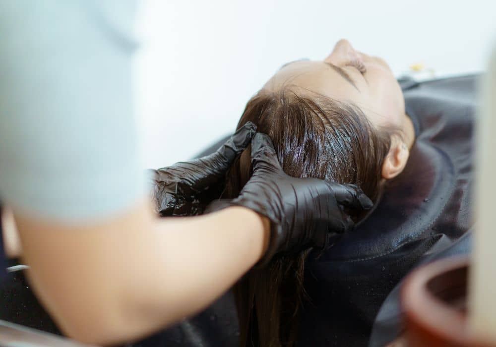 Nên ủ tóc trước hay sau khi gội đầu?