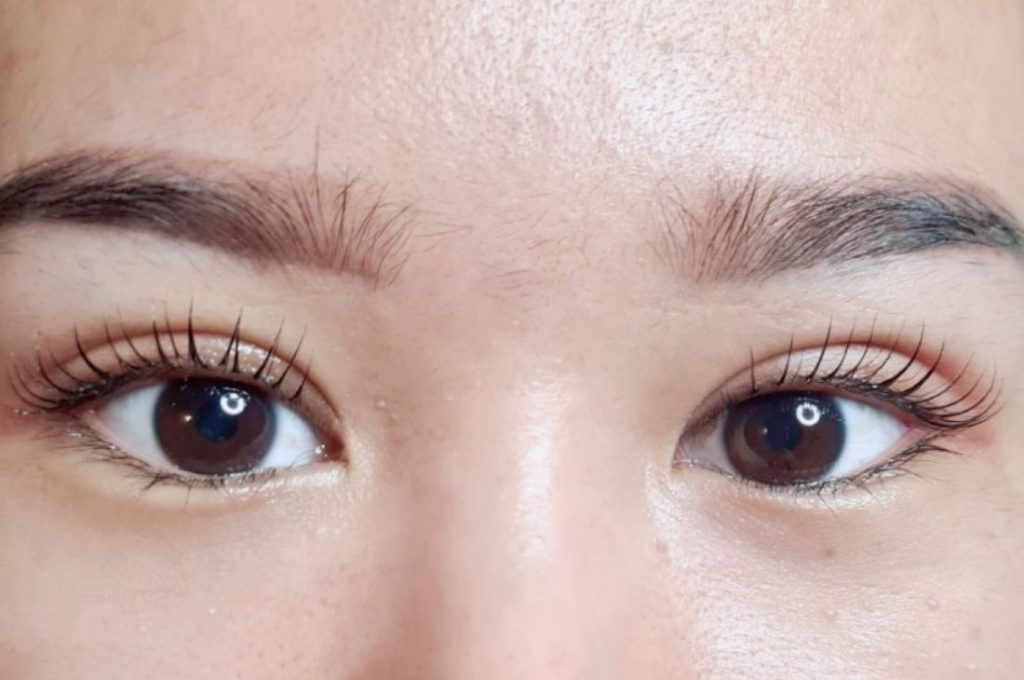 Có nên uốn mi collagen không?